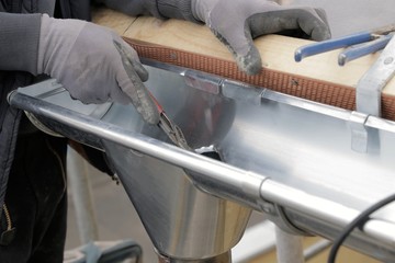 Dachrinnen & Fallrohre – Dachsanierung & Reparatur